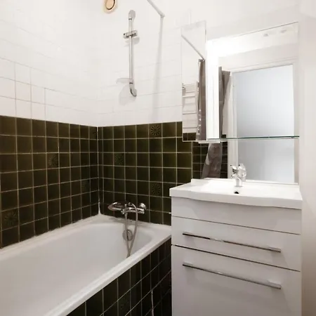 Sunny Flat With Balcony And Parking Very Close To Old City - Welkeys