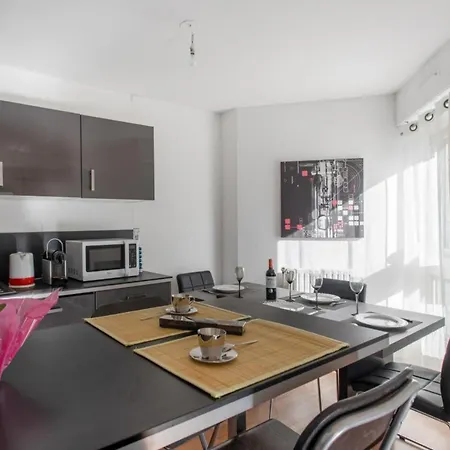 Sunny Flat With Balcony And Parking Very Close To Old City - Welkeys Apartment