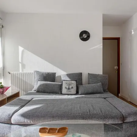 Sunny Flat With Balcony And Parking Very Close To Old City - Welkeys *